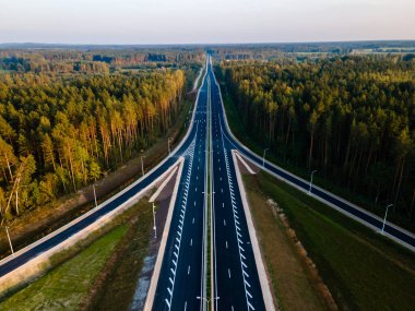 Letonya 'da Kekava Bypass karayolu kavşağı. Ulaşım ve iletişim konsepti. Riga Bauska Yolu ve uluslararası E67 Baltica yolunun bir bölümü