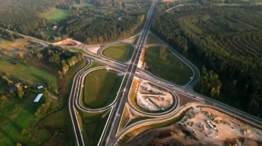 Letonya 'da Kekava Bypass karayolu kavşağı. Ulaşım ve iletişim konsepti. Riga Bauska Yolu ve uluslararası E67 Baltica yolunun bir bölümü