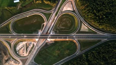 Letonya 'da Kekava Bypass karayolu kavşağı. Ulaşım ve iletişim konsepti. Riga Bauska Yolu ve uluslararası E67 Baltica yolunun bir bölümü