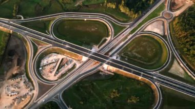 Letonya 'da Kekava Bypass karayolu kavşağı. Ulaşım ve iletişim konsepti. Riga Bauska Yolu ve uluslararası E67 Baltica yolunun bir bölümü