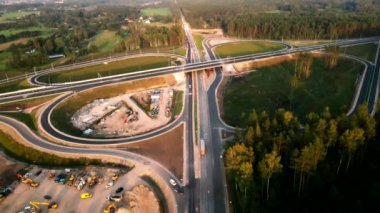 Letonya 'da Kekava Bypass karayolu kavşağı. Ulaşım ve iletişim konsepti. Riga Bauska Yolu ve uluslararası E67 Baltica yolunun bir bölümü