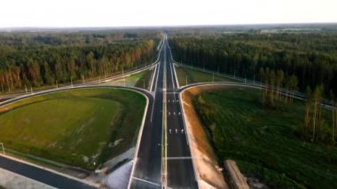 Letonya 'da Kekava Bypass karayolu kavşağı. Ulaşım ve iletişim konsepti. Riga Bauska Yolu ve uluslararası E67 Baltica yolunun bir bölümü