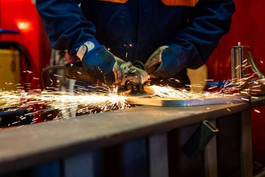 Öğütücüyle metali testereyle kesmek. Metal fabrikasında çalışıyor.