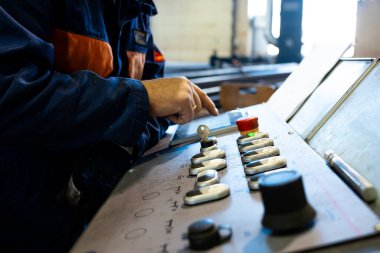 Metal fabrikasında makine kontrole panel düğmeleri 