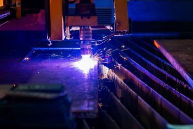 Plazma kesme makinesinin kıvılcımları, kalın metal kesme işlemi, metal kesme işlemi, marangozluk metal endüstrisi