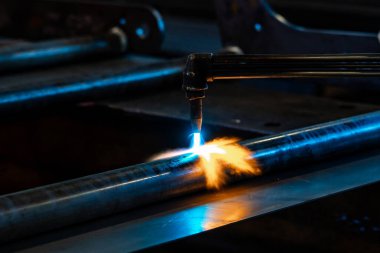 Metal yapıyı asetilen ve oksijen yakıcı ile ısıtıyor. Isıtılmış metalin görünen kırmızı rengiyle düzeltiliyor.