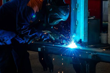 Kaynakçı ve kaynak kıvılcımları, inşaat ve metal endüstriyel iş kavramı, kıvılcımlı metal kaynaklama