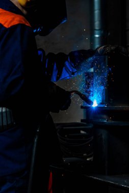 Kaynakçı ve kaynak kıvılcımları, inşaat ve metal endüstriyel iş kavramı, kıvılcımlı metal kaynaklama