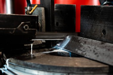 Şerit testere kesici alet otomatik besleme tarafından yüksek performanslı kesim makinası, çelik çubuk kesme çelik bar