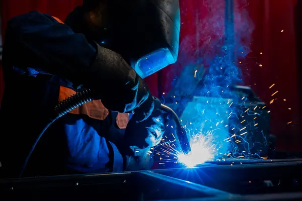 Çelik kaynak fabrikalarında endüstriyel üniforma ve kaynak Demir Maske giyen işçiler, ilk konsept endüstriyel güvenlik..