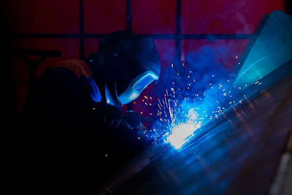 Trabalhadores Vestindo Uniformes Industriais Máscara Ferro Soldado Fábricas Solda Aço — Fotografia de Stock