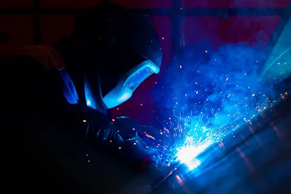Workers Wearing Industrial Uniforms Welded Iron Mask Steel Welding Plants — Stock Photo, Image