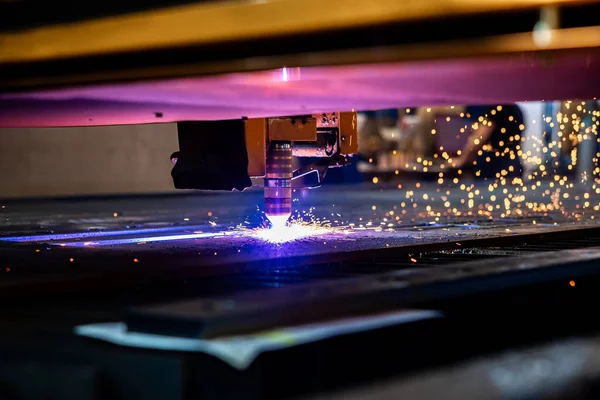 Metalurji, plazma kesme, metal CNC lazer oymacılığı. Arkaplan kavramı modern endüstriyel teknoloji.