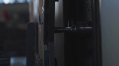 Delme işlemine yakın çekim, matkap etrafındaki metal talaşları. Bulanık arkaplan