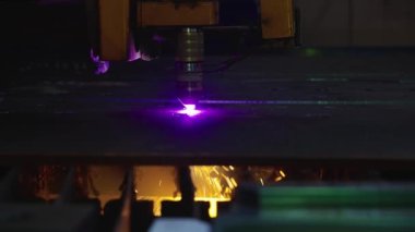 Plazma kesme makinesinin kıvılcımları, kalın metal kesme işlemi, metal kesme işlemi, marangozluk metal endüstrisi