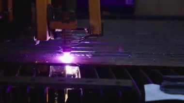 Plazma kesme makinesinin kıvılcımları, kalın metal kesme işlemi, metal kesme işlemi, marangozluk metal endüstrisi