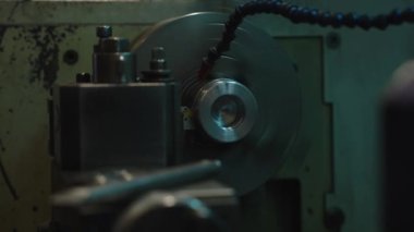 CNC torna makinesi metal koni şeklindeki parçaların ucunu kesiyor. CNC dönüşüm makinesinin yüksek teknolojili metal işlemesi