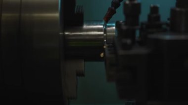 CNC torna makinesi metal koni şeklindeki parçaların ucunu kesiyor. CNC dönüşüm makinesinin yüksek teknolojili metal işlemesi