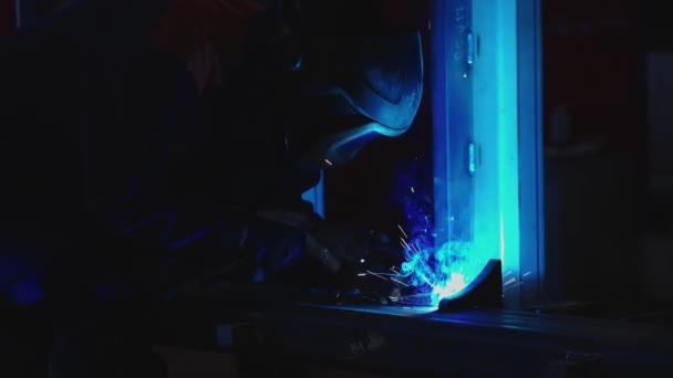 Arbeiter Industrieuniformen Und Maske Aus Geschweißtem Eisen Stahlschweißanlagen Arbeitssicherheit Erster — Stockvideo