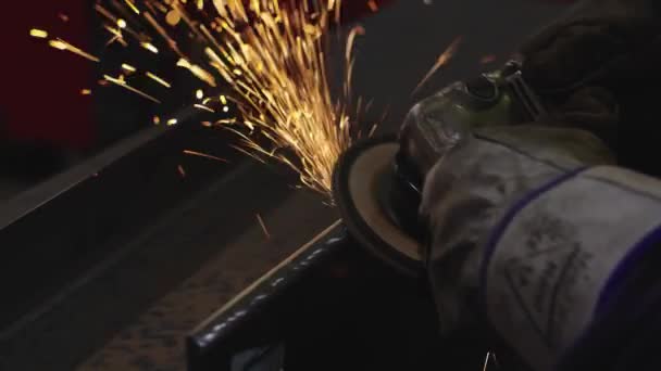 Aserrar Metal Con Una Amoladora Trabajos Metal Fábrica — Vídeos de Stock