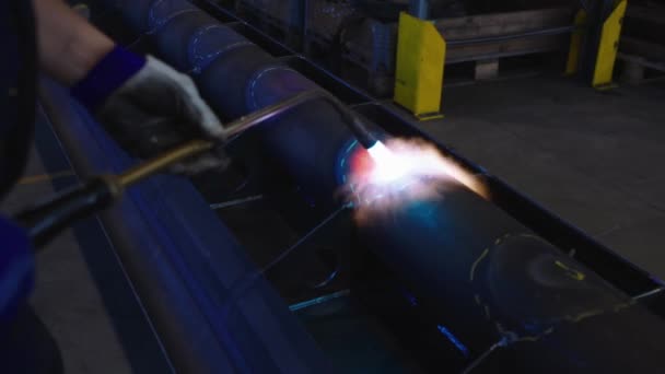 Zahřívání Kovové Konstrukce Acetylenem Kyslíkovým Hořákem Procesu Narovnávání Plamene Viditelnou — Stock video