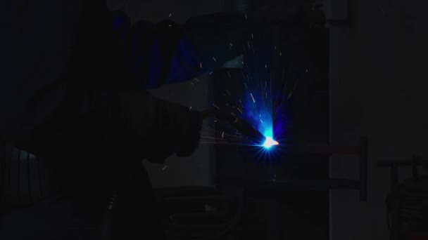 Prace Spawalnicze Zakładzie Obróbki Metali Spawacz Kaskowy Spawa Metalową Część — Wideo stockowe