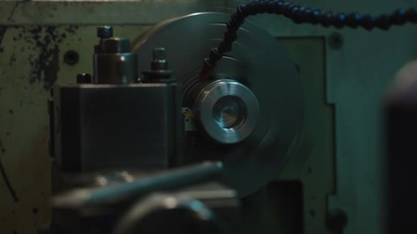 Cnc 부분의 부분을 절단하는 기계실을 Cnc 기계에 작동하는 — 비디오