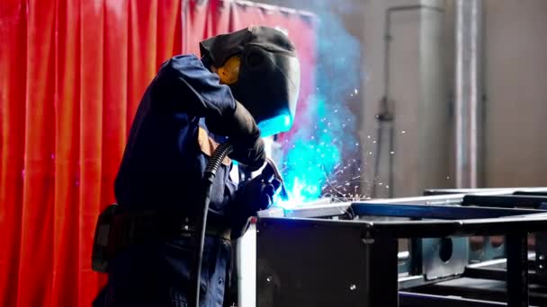 Skicklig Metallarbetare Som Arbetar Med Båge Svetsmaskin Fabriken Samtidigt Bär — Stockvideo