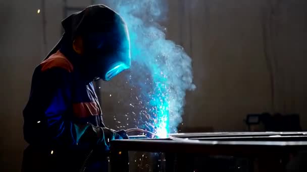 Trabajador Hábil Del Metal Que Trabaja Con Soldadora Del Arco — Vídeos de Stock