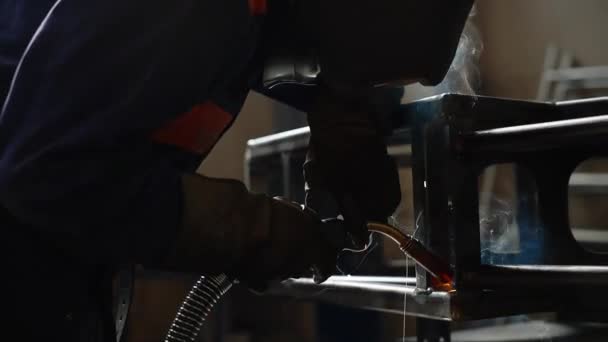 Vakkundige Metaalbewerker Die Fabriek Met Booglassen Werkt Terwijl Hij Veiligheidsuitrusting — Stockvideo
