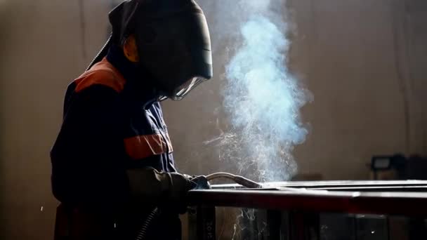 安全装置を身に着けている間工場でアーク溶接機で働く熟練した金属労働者 手作業による金属加工製造 施工保守サービスの概念 — ストック動画