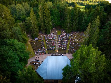Olayların havadan görüntüsü sahnedeki insanlarla dolu.