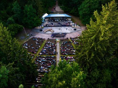 Olayların havadan görüntüsü sahnedeki insanlarla dolu.