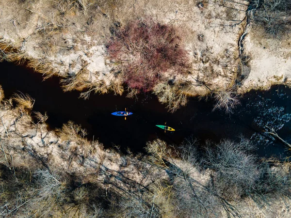 五彩斑斓的皮划艇漂浮在河上 — 图库照片