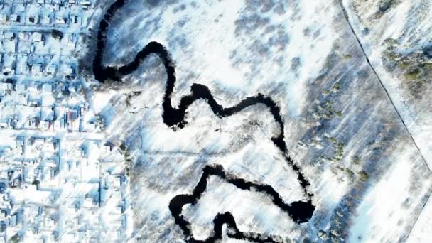 Luftaufnahme Eines Winterlichen Flusses Der Durch Das Feld Fließt Und — Stockvideo