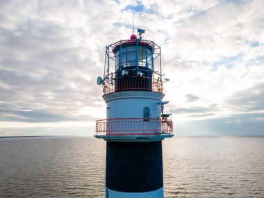 Limanın girişindeki deniz feneri.