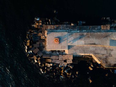 Mangalsala 'nın sonundaki turuncu deniz feneri ya da Letonya Riga' daki doğu rıhtımı Daugava nehrinin Baltık Denizi 'ne aktığı yer..