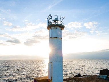 Limanın girişindeki deniz feneri.