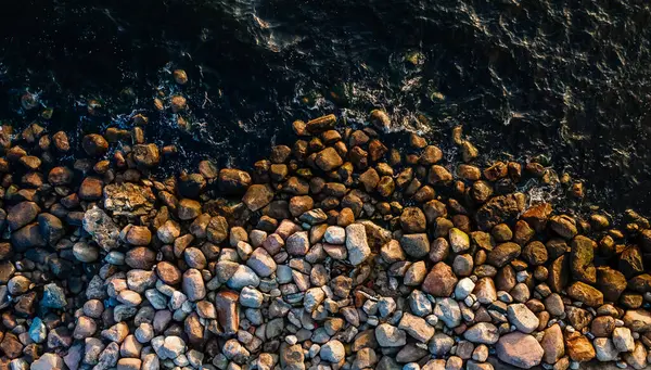 海岸岩に衝突する波 トップビュー海面波の背景 — ストック写真