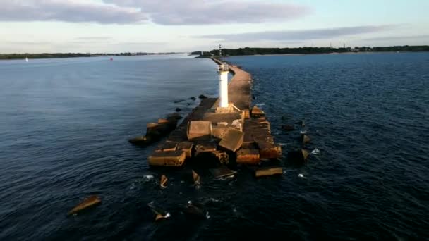 Vista Aérea Drone Quebra Mar Farol Riga Letónia — Vídeo de Stock