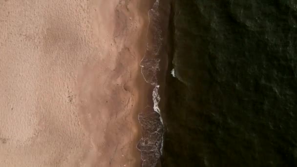 Αεροφωτογραφία Drone Ενός Κυματοθραύστη Και Ενός Φάρου Στη Ρίγα Της — Αρχείο Βίντεο