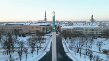 Özgürlük Anıtı Milda. Letonya 'nın özgürlüğünün sembolü. Riga şehrinin güzel hava manzarası - Letonya 'nın başkenti.