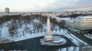 Özgürlük Anıtı Milda. Letonya 'nın özgürlüğünün sembolü. Riga şehrinin güzel hava manzarası - Letonya 'nın başkenti.