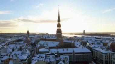 Riga 'nın eski kışın havadan görünüşü - Letonya' nın başkenti. Riga 'nın üzerinde güzel kış.