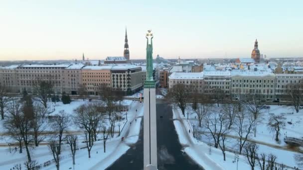 Statua Wolności Milda Symbol Wolności Łotwy Piękny Widok Lotu Ptaka — Wideo stockowe