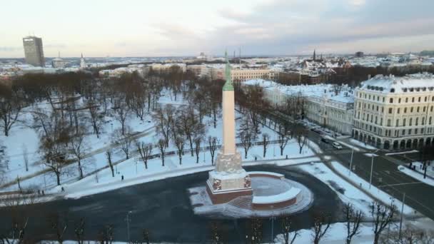 自由女神像米尔达拉脱维亚自由的象征 拉托维亚首都里加市美丽的空中景观 — 图库视频影像