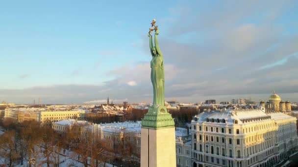 自由女神像米尔达拉脱维亚自由的象征 拉托维亚首都里加市美丽的空中景观 — 图库视频影像