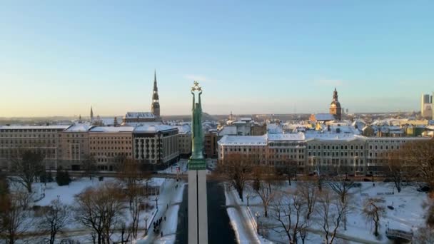 Hermosa Vista Aérea Del Monumento Libertad Estatua Libertad Milda Riga — Vídeo de stock