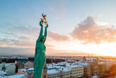 Anıtı - Milda Letonya tarafından güzel günbatımı manzara Riga üzerinden. Özgürlük Anıtı.