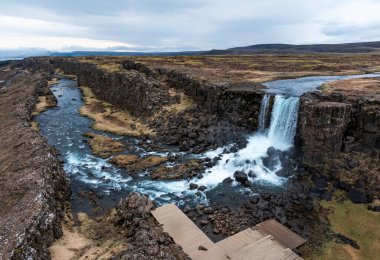 Oxarafoss Şelaleleri 'nin Thingvellir Ulusal Parkı, İzlanda' daki hava panoramasında Oxara Nehri manzarası ve Amerika ve Avrasya 'nın tektonik plakalarının yarattığı eşsiz manzara yer almaktadır..